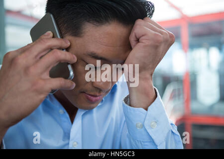 Traurig Geschäftsmann telefonieren mit Handy im Büro Stockfoto