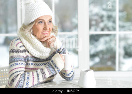 Reife Frau Tee trinken Stockfoto