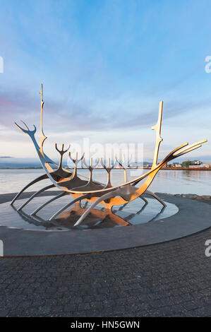 Sun Voyager (Solfar), eine Wikingerschiff-Metallskulptur des Künstlers Jon Gunnar Arnason, an der Küste von Reykjavik, Island, gebaut als Ode an die Sonne. Stockfoto