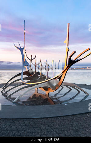 Sun Voyager (Solfar), eine Wikingerschiff-Metallskulptur des Künstlers Jon Gunnar Arnason, an der Küste von Reykjavik, Island, gebaut als Ode an die Sonne. Stockfoto