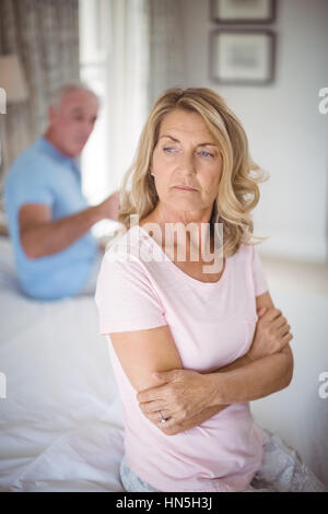 Verärgert, älteres Paar streiten im Schlafzimmer zu Hause Stockfoto
