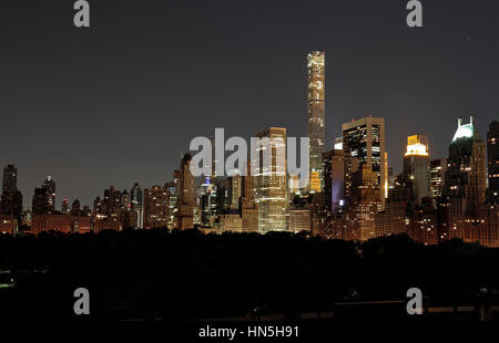 Skyline von New York über Central Park einschließlich 432 Park Avenue, Manhattan, New York City, New York, Vereinigte Staaten. Stockfoto