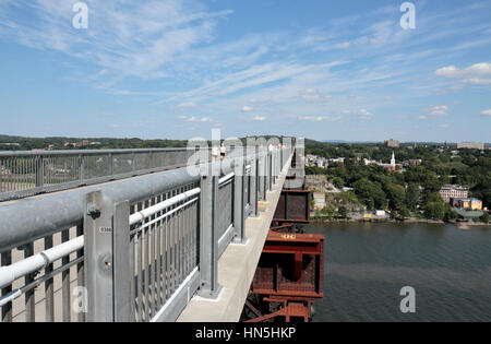 Blick entlang der Gang über den Hudson in Poughkeepsie, New York, Vereinigte Staaten von Amerika. Stockfoto