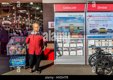 Fairfax, USA – 3. Dezember 2016: Menschen mit Einkaufswagen voller Lebensmittel zu Fuß aus Costco Supermarkt in Virginia Stockfoto