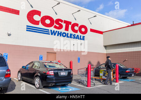 Fairfax, USA – 3. Dezember 2016: Costco wholesale Zeichen im Store in Virginia mit parkenden Autos und Kunden zu Fuß Stockfoto