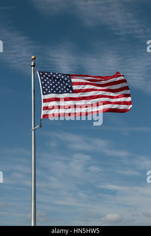 Star Spangled Banner vor dem blauen Himmelshintergrund fliegen. Stockfoto