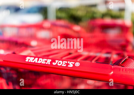 Fairfax, USA - 15. Dezember 2016: Rote Einkaufswagen mit Trader Joes speichern Zeichen am Griff Stockfoto