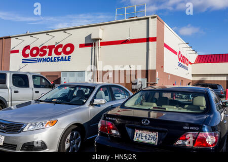 Fairfax, USA – 3. Dezember 2016: Costco wholesale Zeichen im Store in Virginia mit parkenden Autos und Kunden zu Fuß Stockfoto
