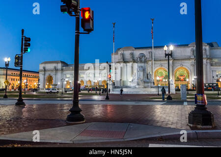 Washington DC, USA - 28. Dezember 2016: Union Station mit Ampeln in der Nacht Stockfoto