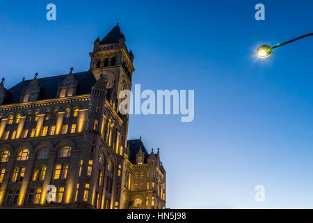 Washington DC, USA - 29. Dezember 2016: Trump International Hotel and der Old Post Office Tower während der blauen Stunde in der Nacht mit Lampe Stockfoto