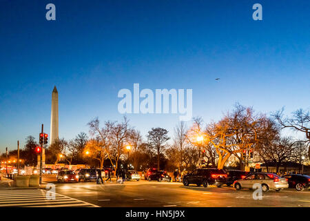 Washington DC, USA - 29. Dezember 2016: Denkmal mit Pennsylvania Avenue und 15 t Straße während des Sonnenuntergangs mit Flugzeug, Verkehr und Menschen Stockfoto