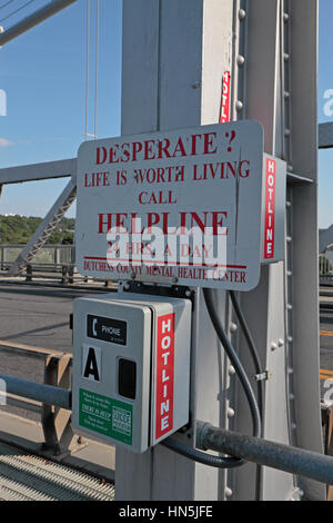 Notruftelefon auf die Mid-Hudson Bridge (Franklin Delano Roosevelt Mid-Hudson Bridge) über den Hudson River, Poughkeepsie, New York. Stockfoto