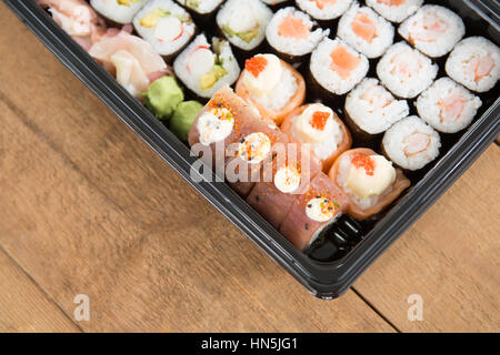 Nahaufnahme von Sushi rolls mit Lachs in Plastikbehälter Stockfoto