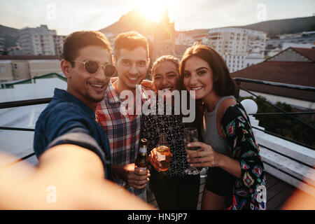Gruppe von Freunden nehmen Selfie. Junge Menschen auf Dachterrasse Partei nehmen Selfie. Stockfoto