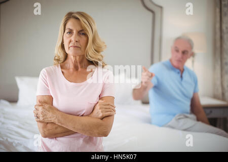 Verärgert, älteres Paar streiten im Schlafzimmer zu Hause Stockfoto
