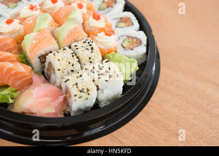 Nahaufnahme der verschiedenen Sushi Rollen in Platte Stockfoto