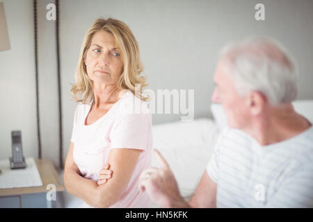 Besorgt senior Frau sitzt auf dem Bett im Schlafzimmer Stockfoto