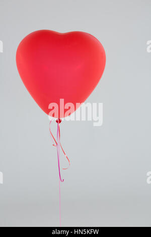 Herzförmige roten Ballon vor weißem Hintergrund Stockfoto