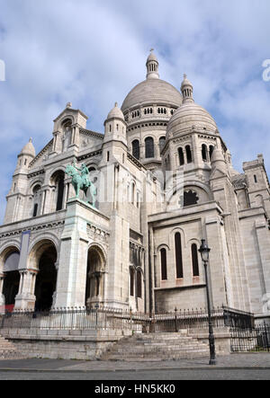 Die katholische Kirche Sacre Coeur an der Spitze des Montmartre Viertels in Paris Frankreich. Stockfoto