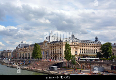 Paris, Frankreich - 26. Juli 2013: Die Musee D'Orsai Art Gallery und Museum Gebäude am Ufer der Seine im Sommer. Stockfoto