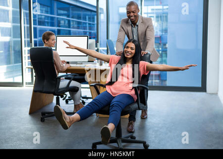 Fröhliche Geschäftsleute Spaß im Büro Stockfoto