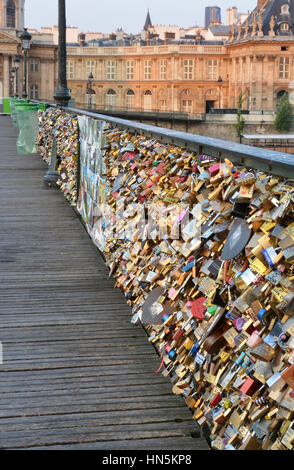 Paris, Frankreich - 23. Juli 2013: Nahaufnahme von den Hunderten von Tausenden von Liebe eingeschrieben Vorhängeschlösser an der Brücke Pont Des Arts. Stockfoto