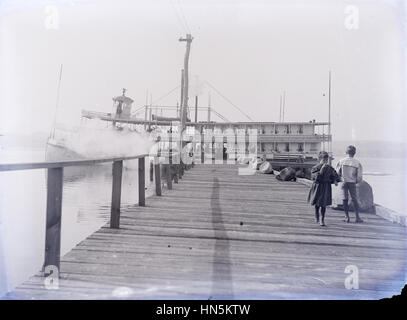 Antike 21. August 1898 Foto der Dampfer City of New York Fähre um Greenhurst dock auf Chautauqua Lake, New York. Stockfoto