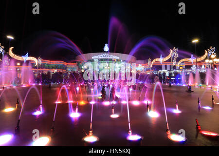 Bunte Brunnen in der Nacht am Soho Square in Sharm El Sheikh Stockfoto