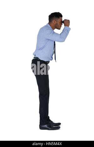 Seitenansicht der Geschäftsmann Blick durch ein Fernglas vor einem weißen Hintergrund Stockfoto