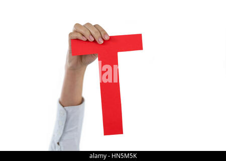 Hand der Geschäftsfrau hält Alphabet t vor weißem Hintergrund Stockfoto