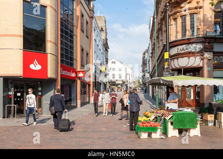 Nottingham City Centre Street View. Marktstand und Leute auf der Fußgängerzone, Nottingham, England, Großbritannien Stockfoto