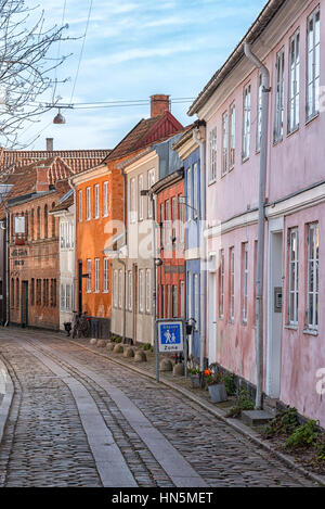Eines der vielen malerischen kleinen Gassen in der alten Stadt Helsingor in Dänemark. Stockfoto