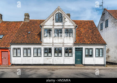 Einer der vielen malerischen kleinen Gebäude in der alten Stadt Helsingor in Dänemark. Stockfoto