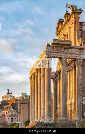 Die alte Ruine des römischen Tempel des Antoninus und der Faustina befindet sich in der italienischen Hauptstadt Rom. Stockfoto