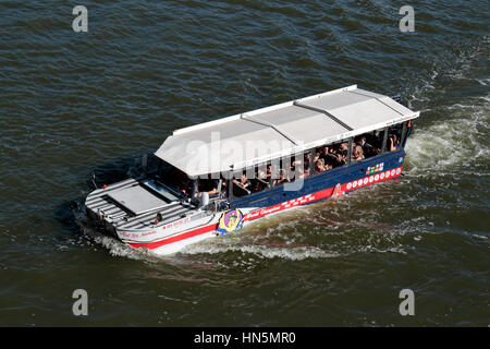 Ein Ausflugsschiff DUKW (Ente) auf den Charles River in Boston, Massachusetts, USA. . Stockfoto