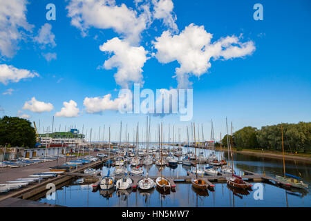 Schöner Hafen für Luxus-Yachten in den Strahlen der untergehenden Sommersonne. Sonnenuntergang am Hafen für Yachten. Yacht club Stockfoto