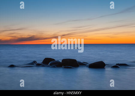 Minimalistische Piture des Sonnenaufgangs am Baltischen Meer. Felsige Küste der estnischen Insel Stockfoto