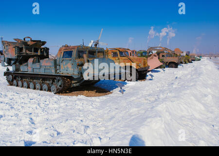 Alte Maschinen im Museum auf der Straße im Winter Russland Stockfoto