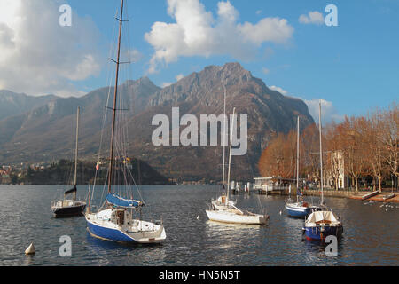 Yachten am Comer See. Lekko, Italien Stockfoto