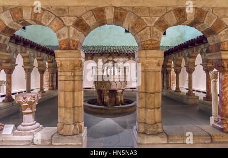 13thC Kreuzgang der Abtei von Saint Genis des Fontaines und 12thC Brunnen von Saint Michel de Cuxa, Roussillon, Frankreich. Stockfoto