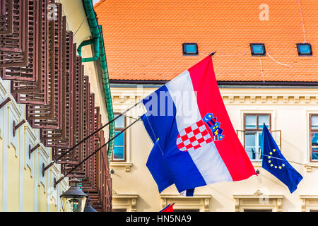 Kroatische Flagge zeigen am wichtigsten Platz St. Markus in der oberen Stadt Zagreb, Kroatien. Stockfoto