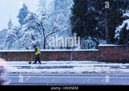 Arbeiter Schaben Bürgersteig von Schnee auf der Humboldt Street.  Victoria, BC, Kanada Stockfoto