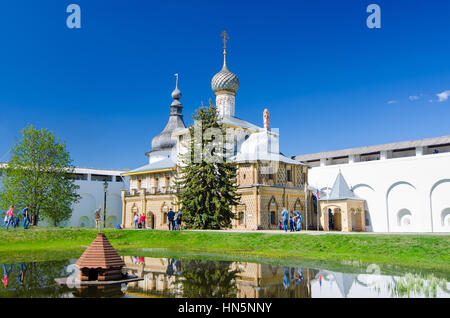 ROSTOV, Russland - 3. Mai 2016: Hodegetria-Kirche - eine der Kirchen im Rostower Kreml, Yaroslavl Oblast, Russland. Goldenen Ring von Russland. Stockfoto