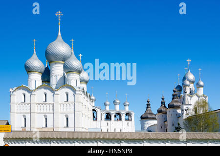 ROSTOV, Russland - 3. Mai 2016: Himmelfahrts-Kathedrale im Kreml von Rostow, Yaroslavl Oblast, Russland. Goldenen Ring von Russland Stockfoto