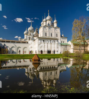 ROSTOV, Russland - 3. Mai 2016: Reflexion der Kirche der Auferstehung in den Teich, den Kreml Rostow, Jaroslawl, Russland. Goldener Ring von R Stockfoto