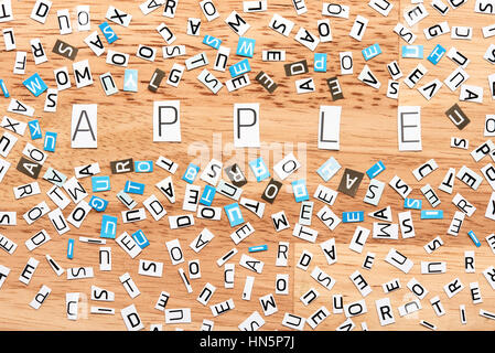 Apple das Wort Ausschneiden von Buchstaben auf Holztisch Stockfoto
