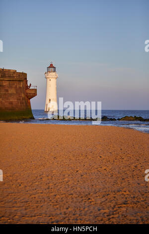 Liverpool Bucht Sonnenaufgang in New Brighton Fort Perch Rock und Leuchtturm Meer Promenade in Wallasey, Merseyside, Wirral, England, UK. Stockfoto