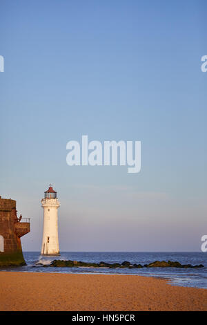 Liverpool Bucht Sonnenaufgang in New Brighton Fort Perch Rock und Leuchtturm Meer Promenade in Wallasey, Merseyside, Wirral, England, UK. Stockfoto