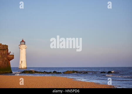 Liverpool Bucht Sonnenaufgang in New Brighton Fort Perch Rock und Leuchtturm Meer Promenade in Wallasey, Merseyside, Wirral, England, UK. Stockfoto