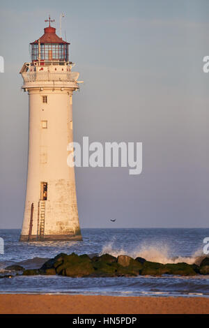 Liverpool Bucht Sonnenaufgang in New Brighton Fort Perch Rock und Leuchtturm Meer Promenade in Wallasey, Merseyside, Wirral, England, UK. Stockfoto